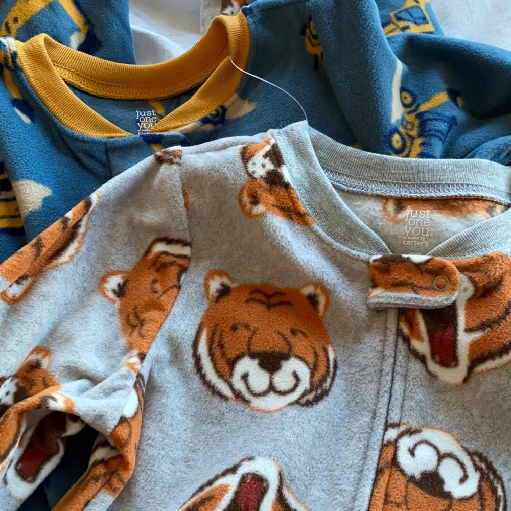 COPY - NWT Set of Two Carter’s footed sleeper Sz 5